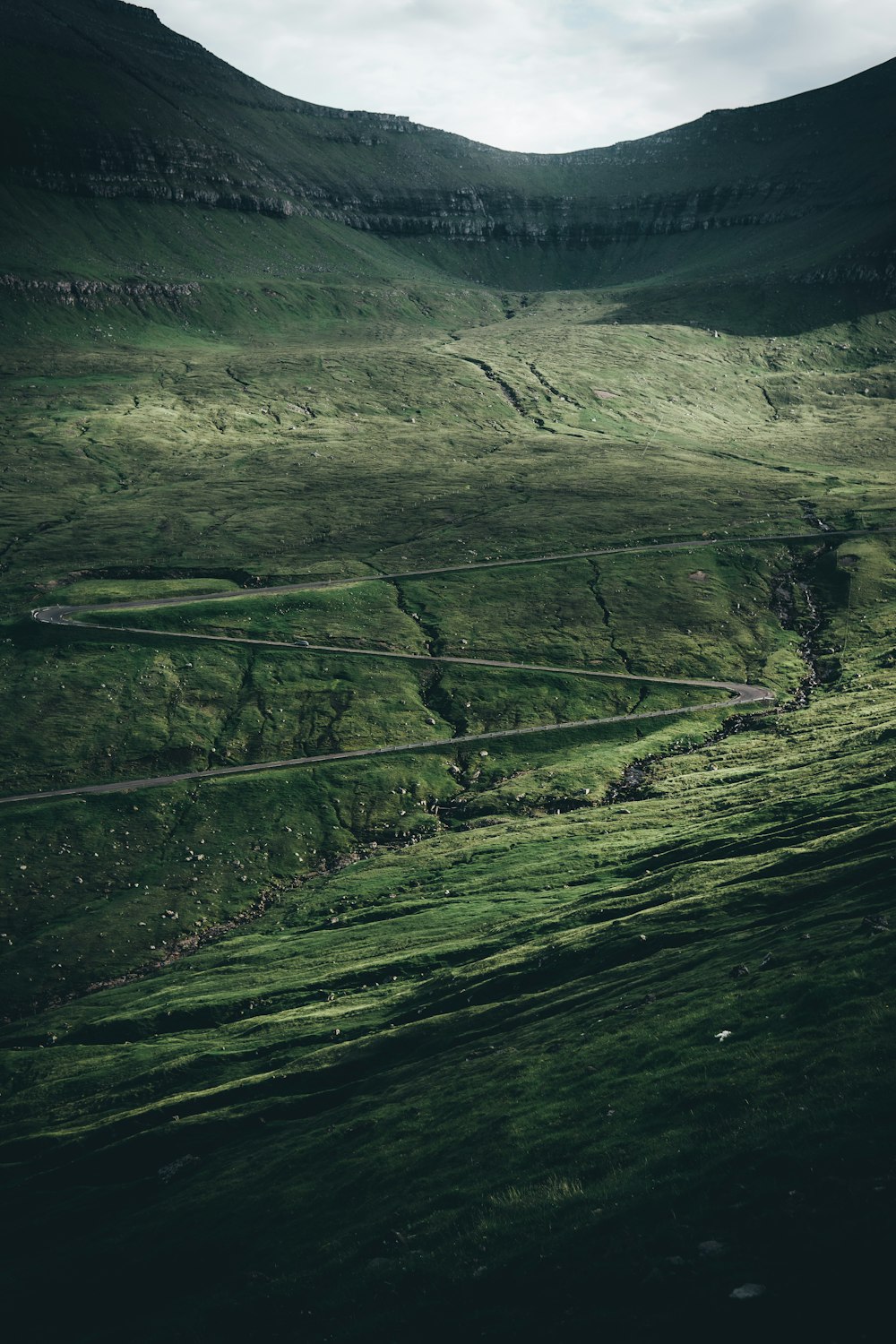 Montagna verde durante il giorno