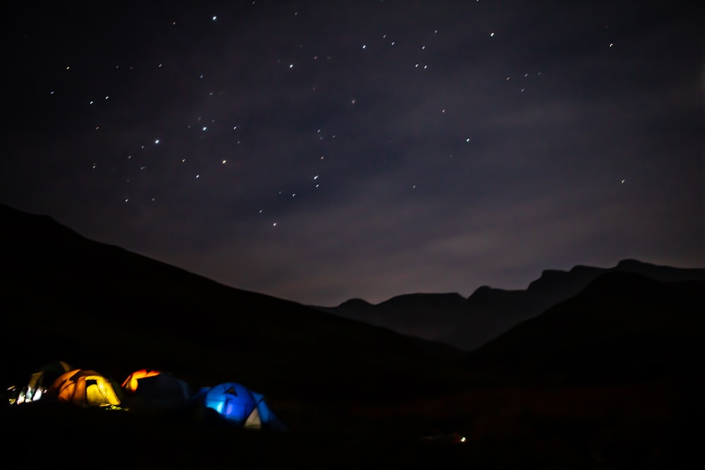 tenda blu sopra il cielo stellato