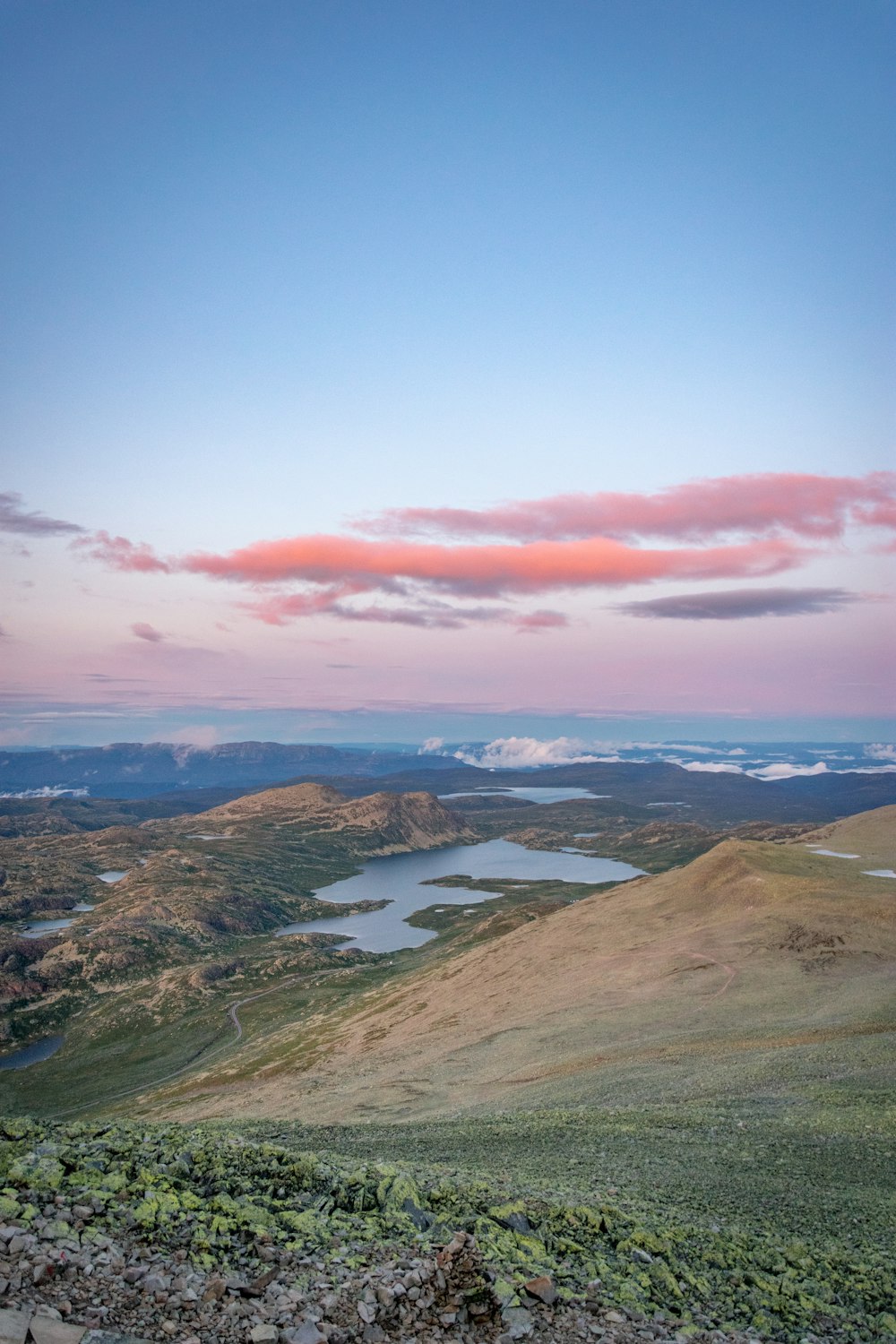 paesaggio di montagna dell'erba verde