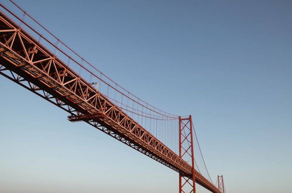 Puente de acero bajo el cielo azul