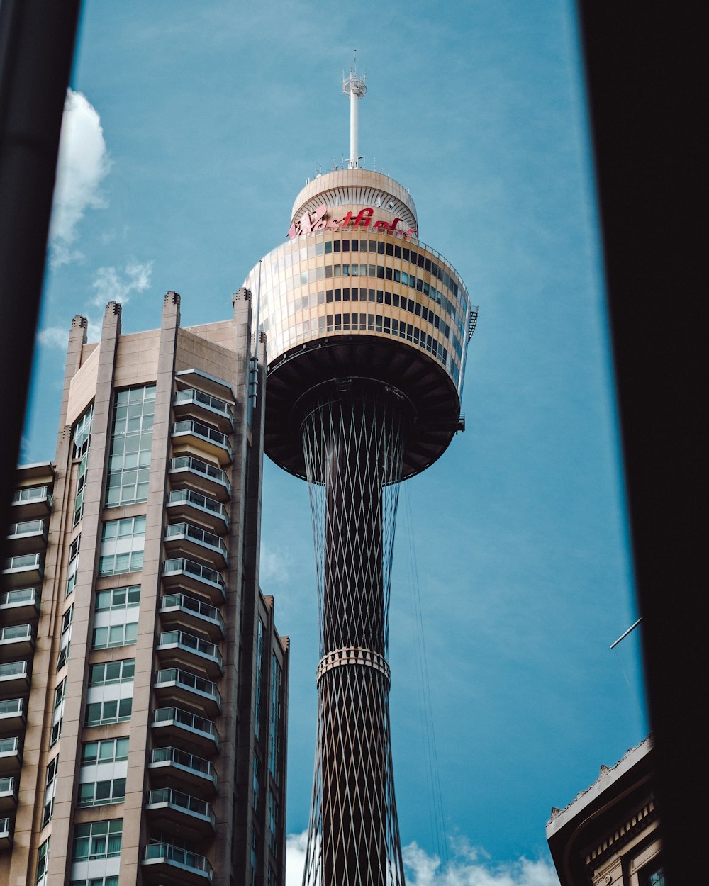 Foto de ángulo bajo del edificio de la torre