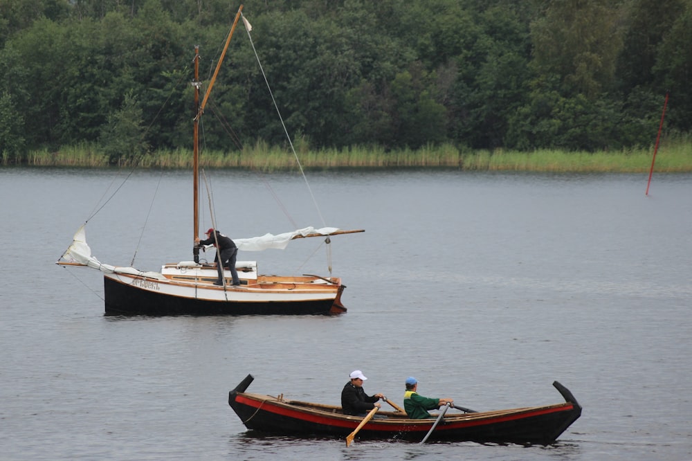 deux hommes sur un bateau en bois