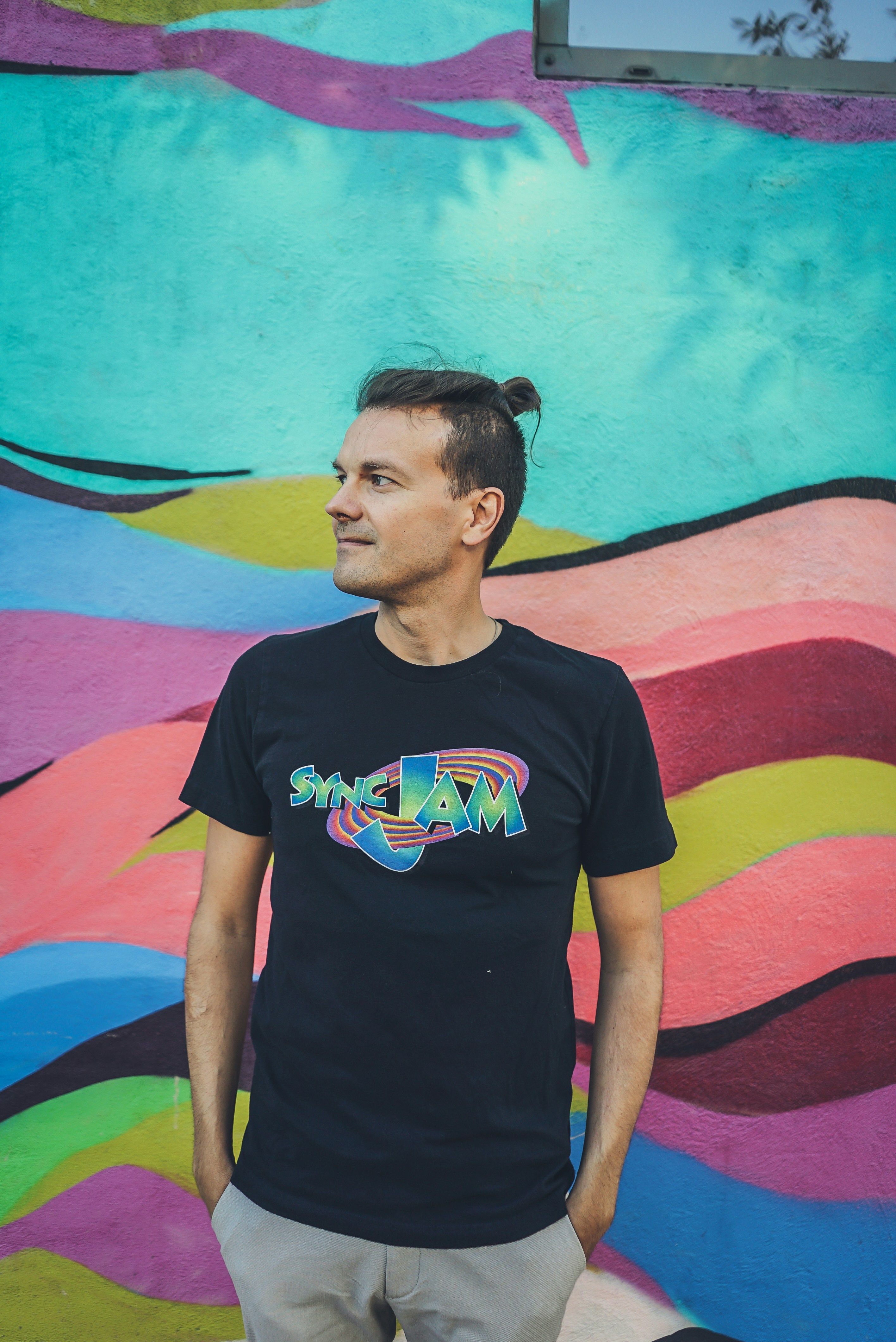 Man in a black t-shirt printed with many-colored gradients (Photograph by Marcel)