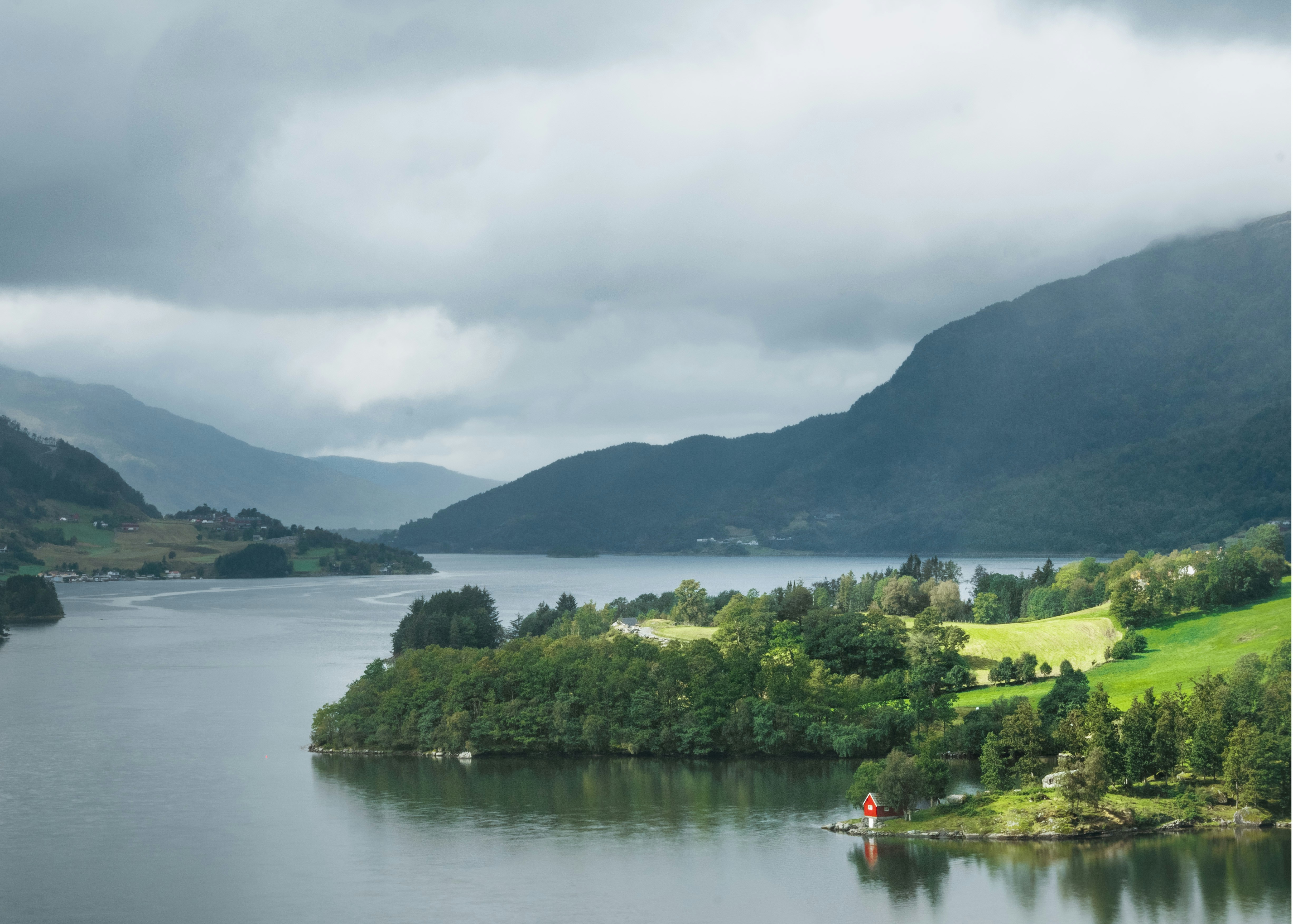 Photo by lachlangowen