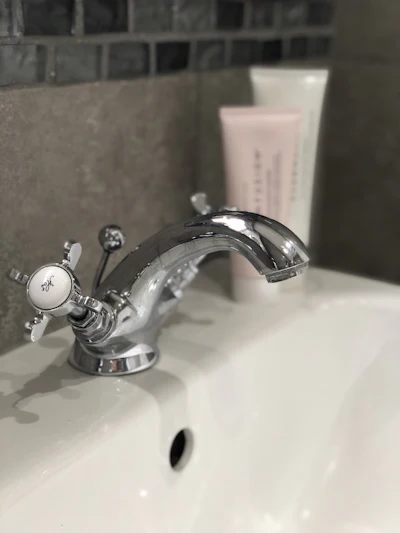 Miscelatore cromato con comando a croce su lavabo - TopIdraulica