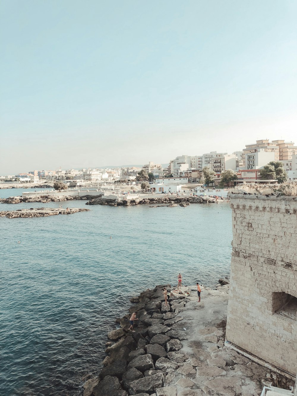 Ein Gewässer mit einer Stadt im Hintergrund