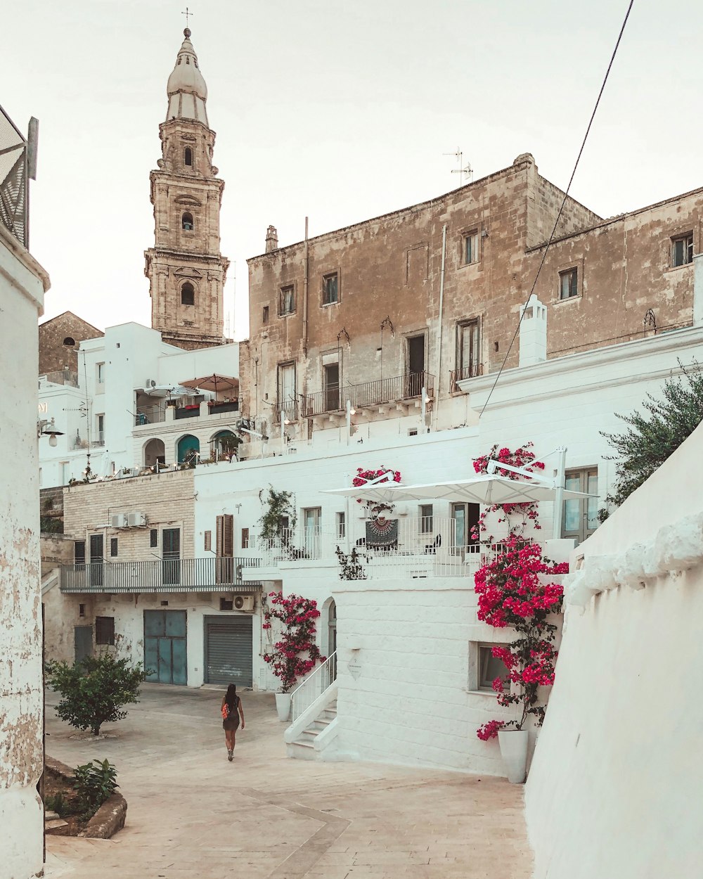 Un edificio bianco con una torre dell'orologio sullo sfondo