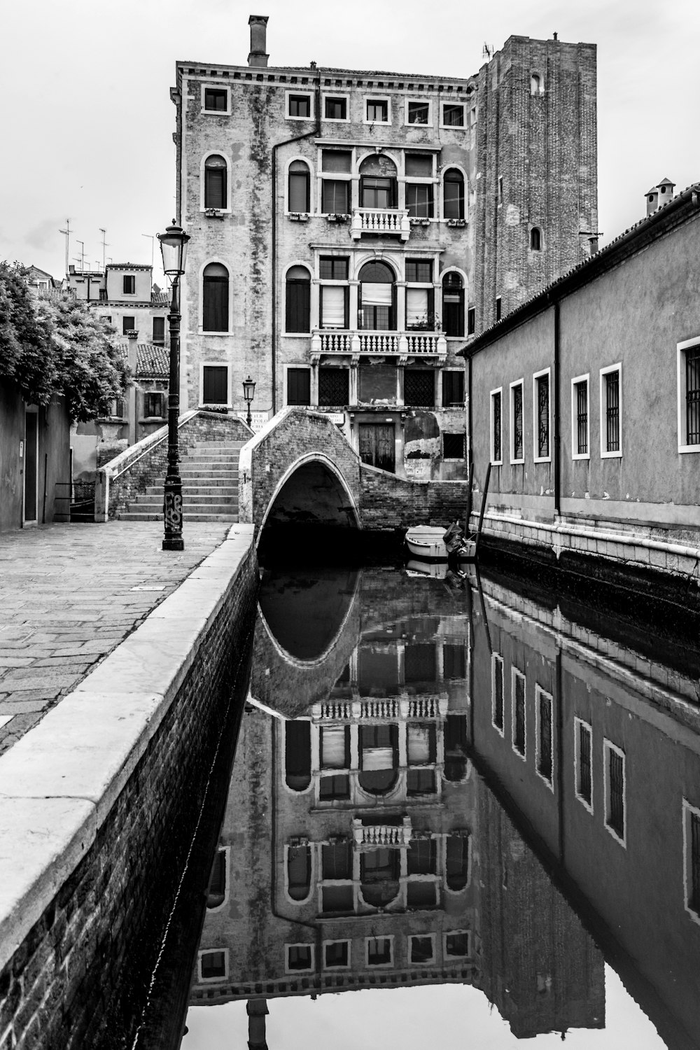 Photographie en niveaux de gris de bâtiments