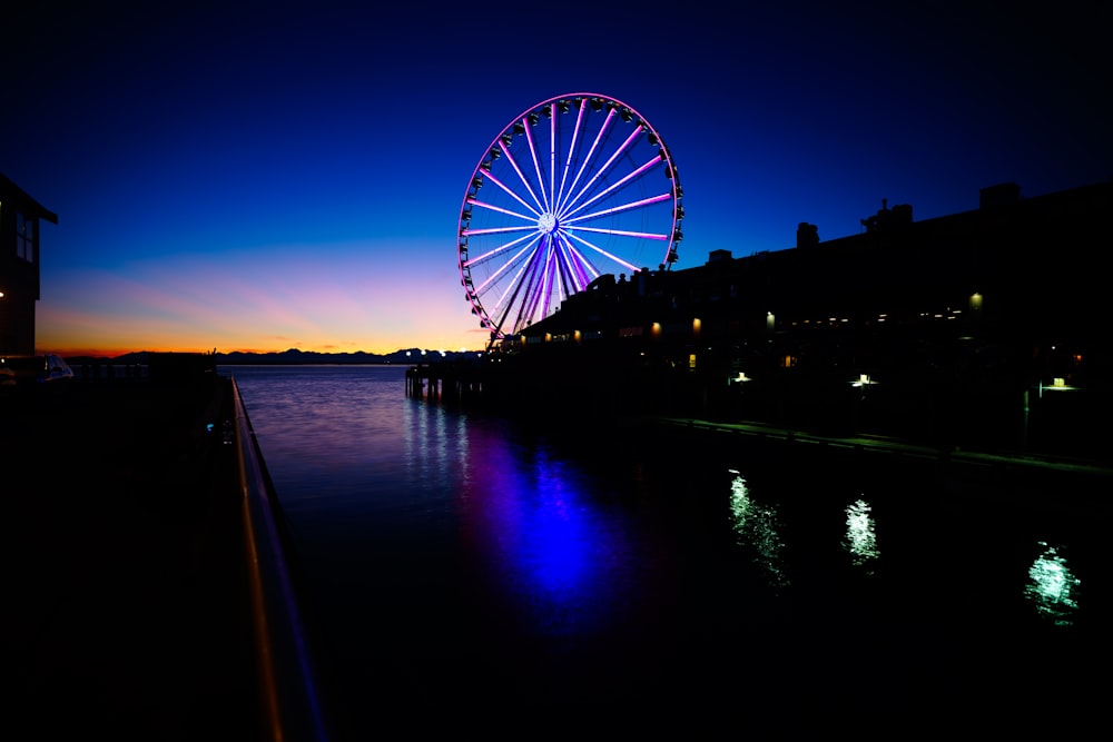 Photo de la grande roue pendant la nuit