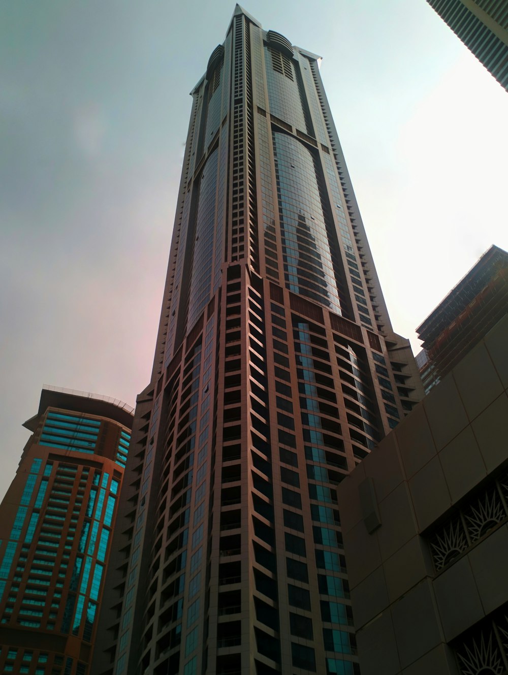 灰色の高層ビル