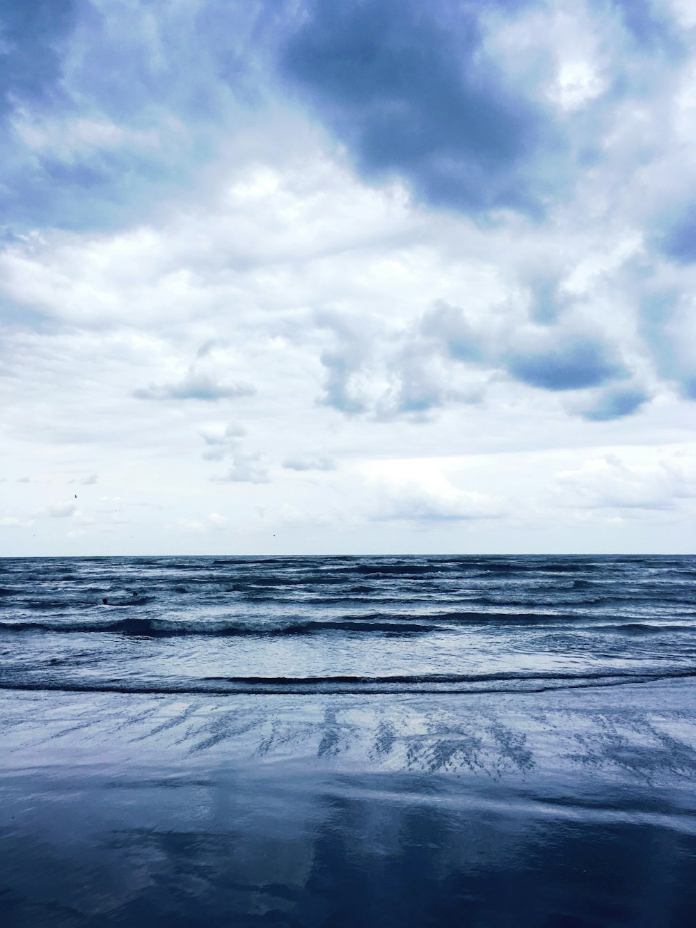 mar bajo el cielo nublado