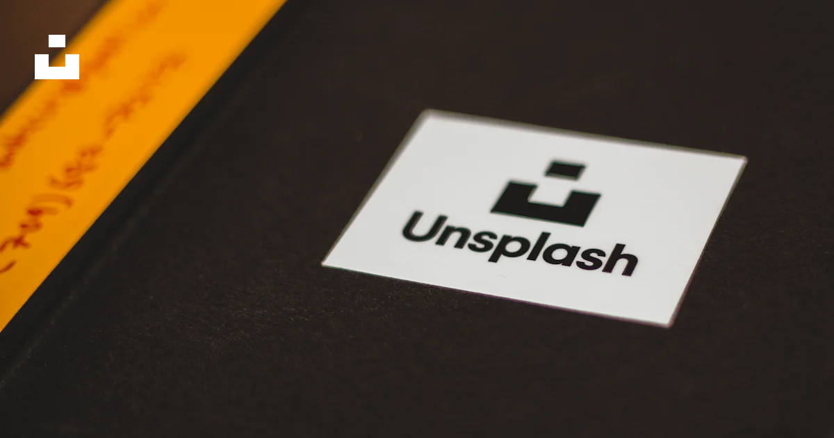 Unsplash-Logo Foto – Kostenloses Bild zum Thema Papier auf Unsplash