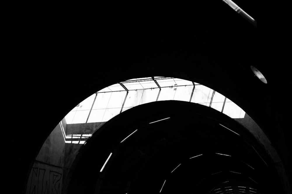 Une photo en noir et blanc d’un tunnel
