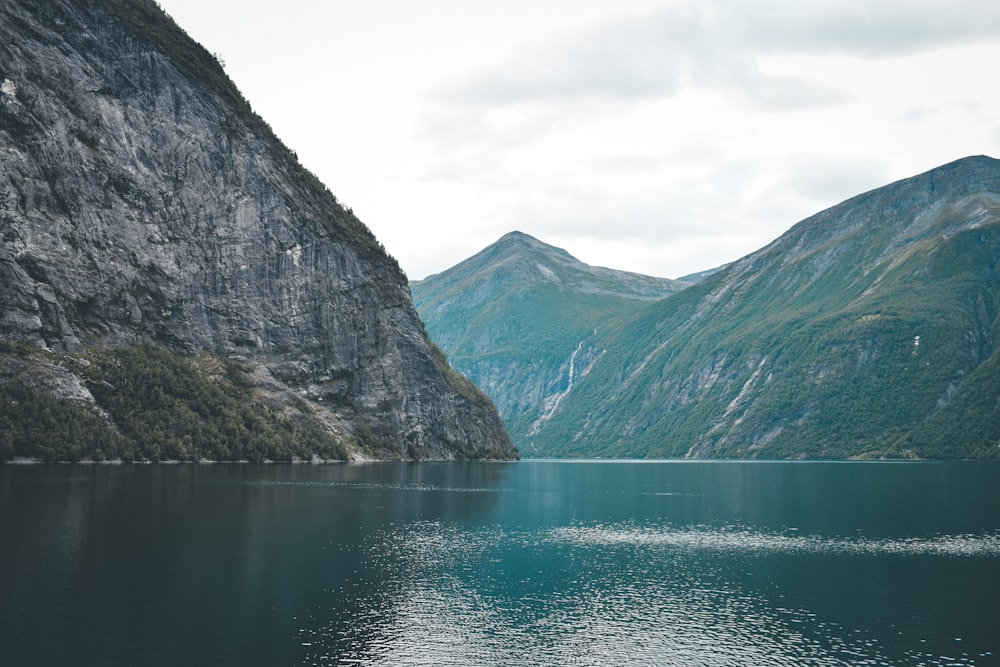 Un grande specchio d'acqua circondato da montagne