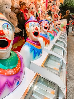 une rangée de têtes de clown assises les unes à côté des autres