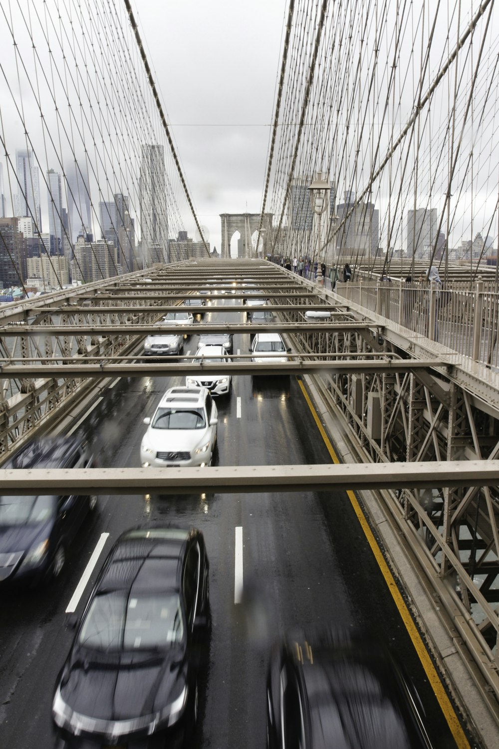 Vehículos en el puente durante el día