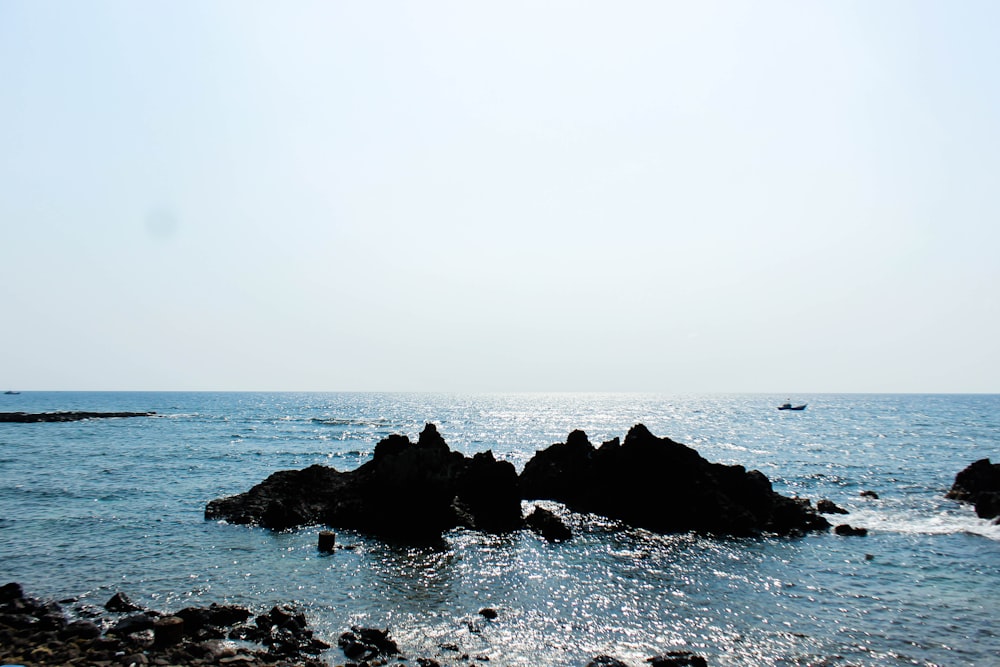 Formaciones rocosas en el mar