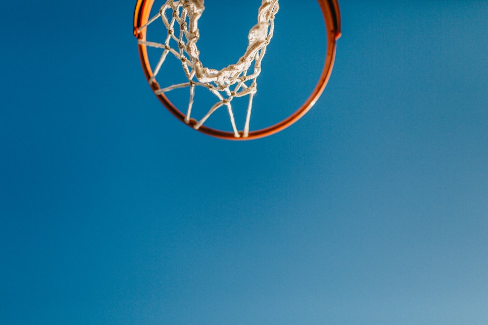 canasta de baloncesto roja