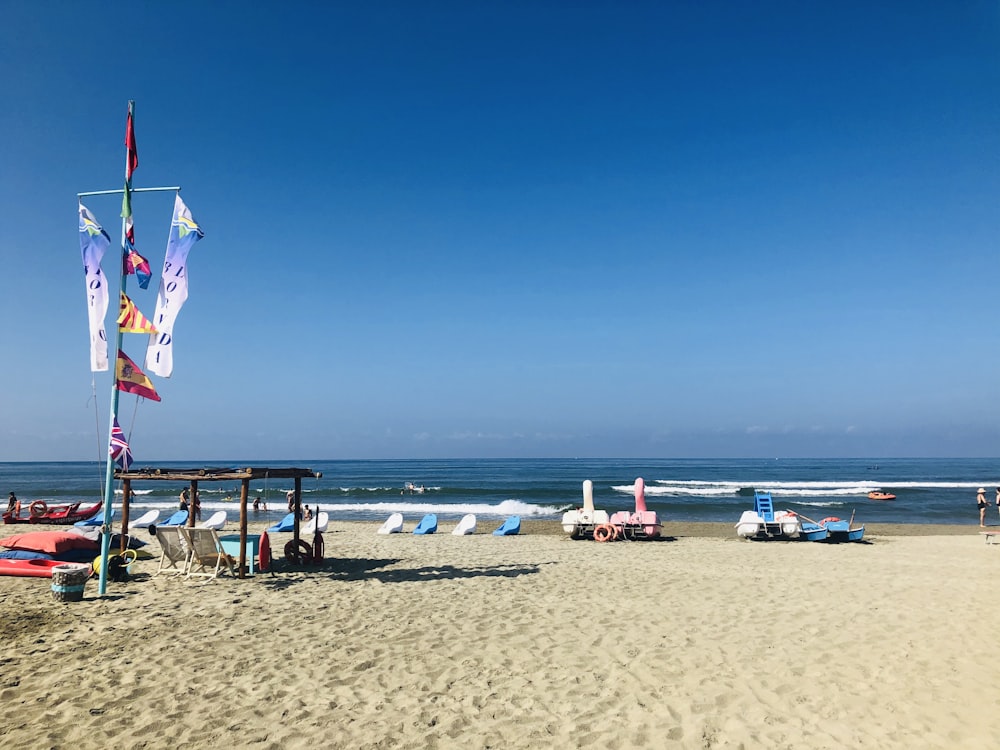 日中の海岸沿いのラウンジ