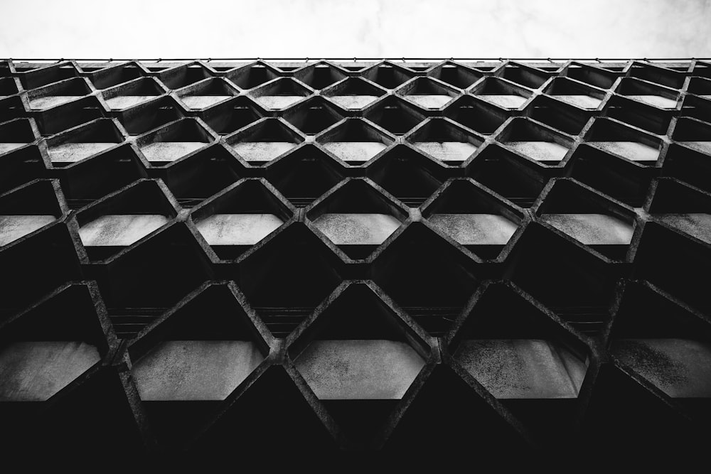 검은 건물의 로우 앵글 사진
