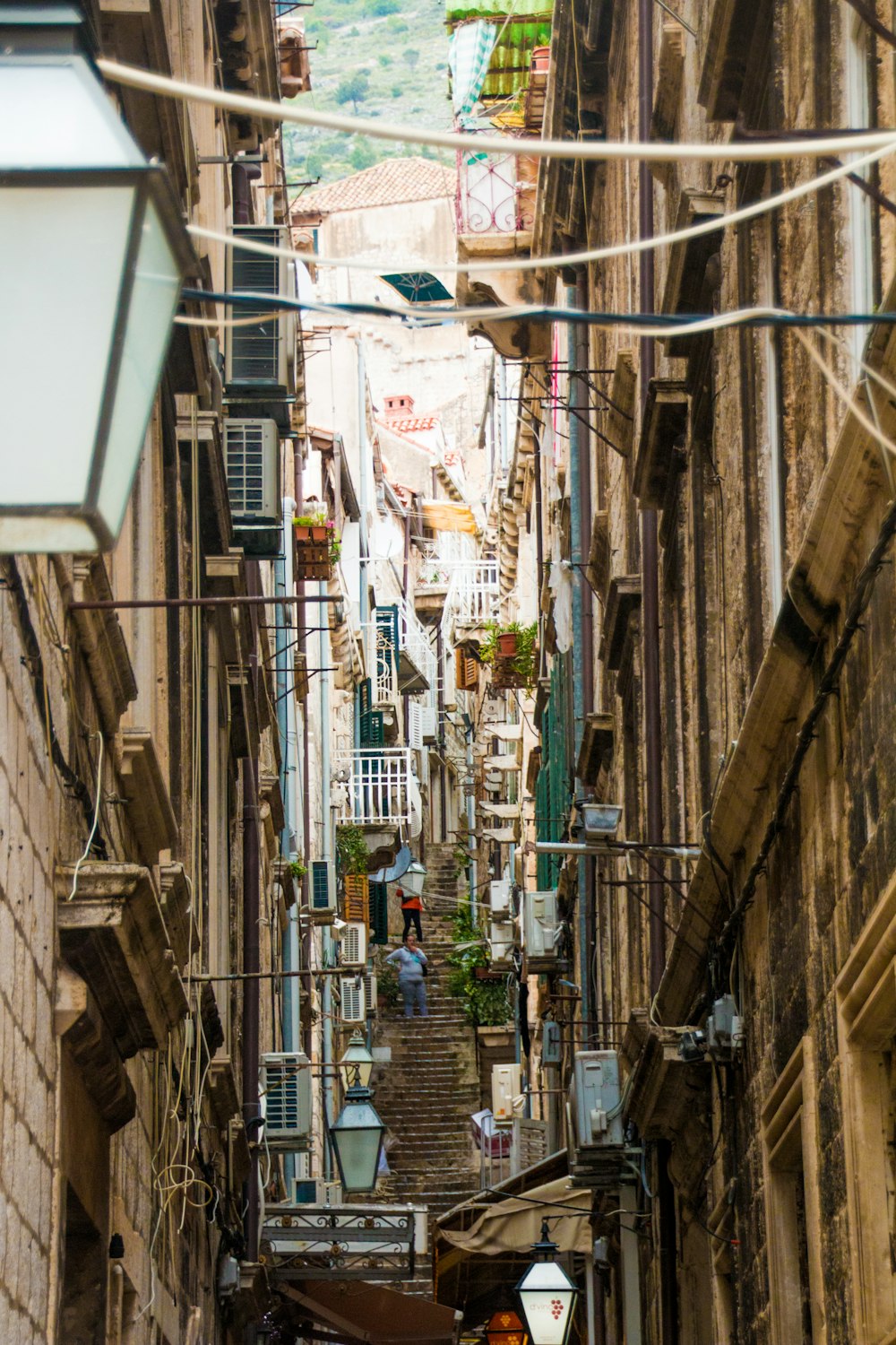 Foto de ángulo bajo de edificios de hormigón