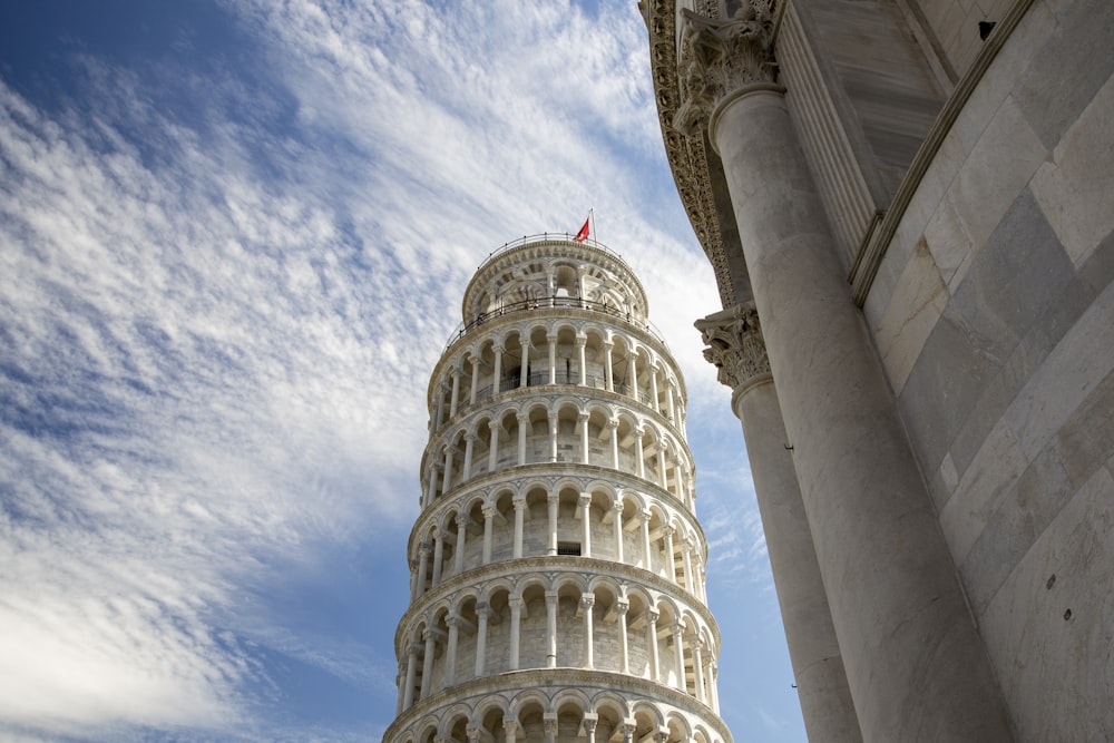 日中のイタリア、ピサの斜塔