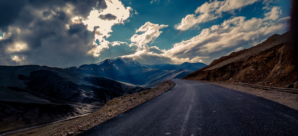 carretera y montaña durante el día