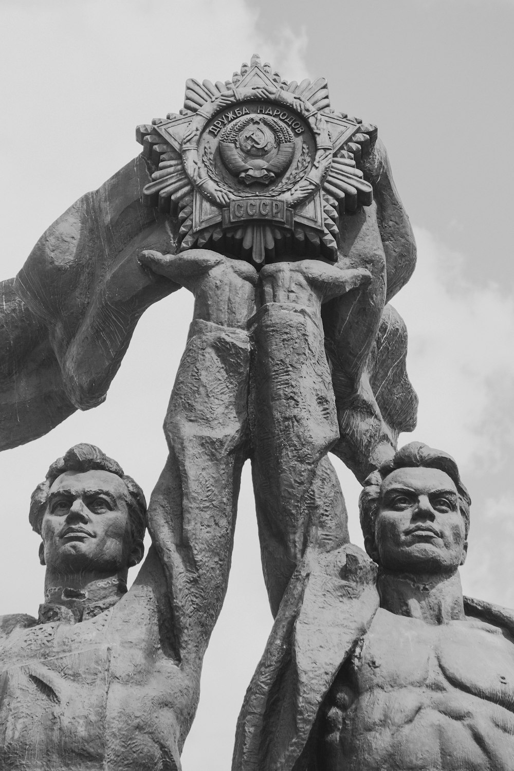 Zwei Männer erheben Sternstatue