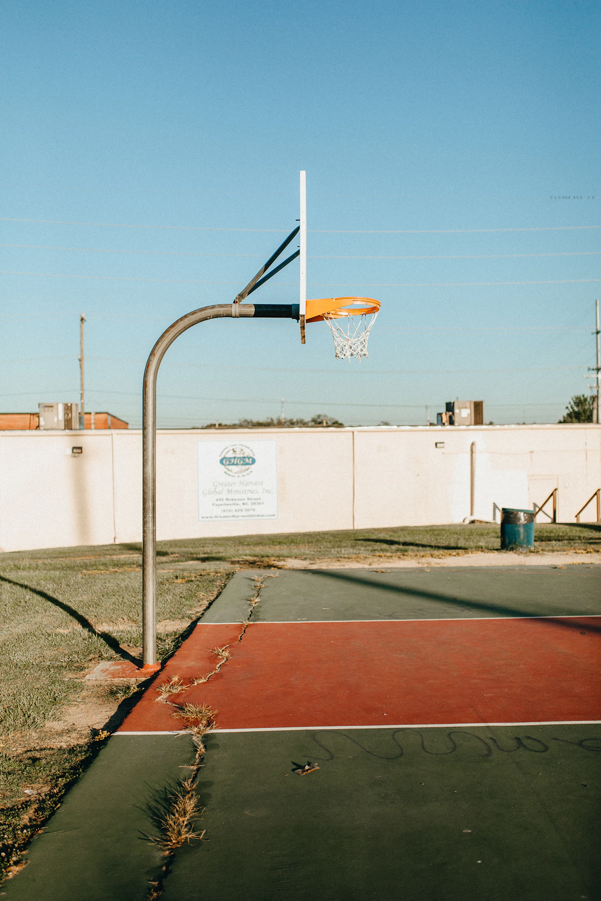 Leerer Basketballplatz mit sichtbaren Feldlinien