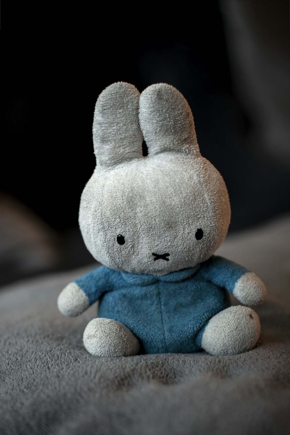 Jouet en peluche lapin gris et bleu