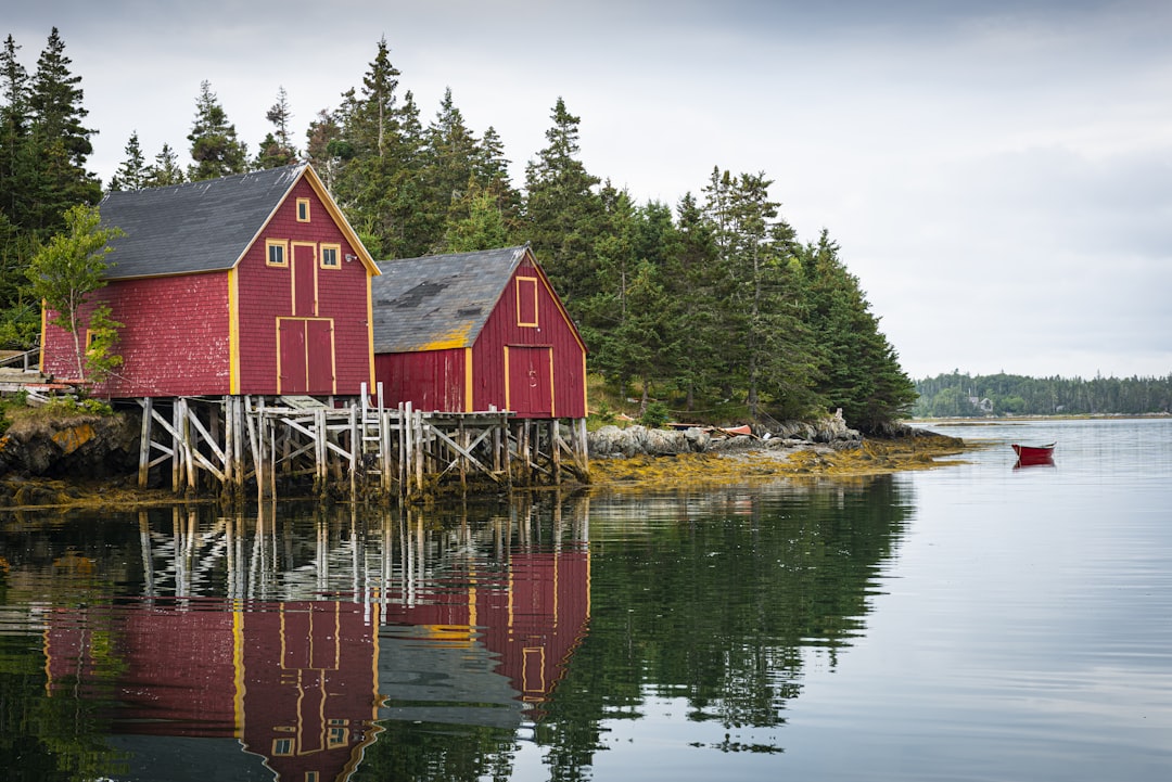 two red houses beside lake, Fish shacks, Lahave Islands, Nova Scotia<p></figure>44°14