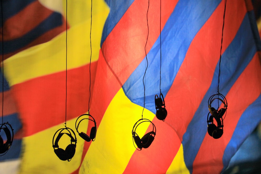 auriculares negros colgando