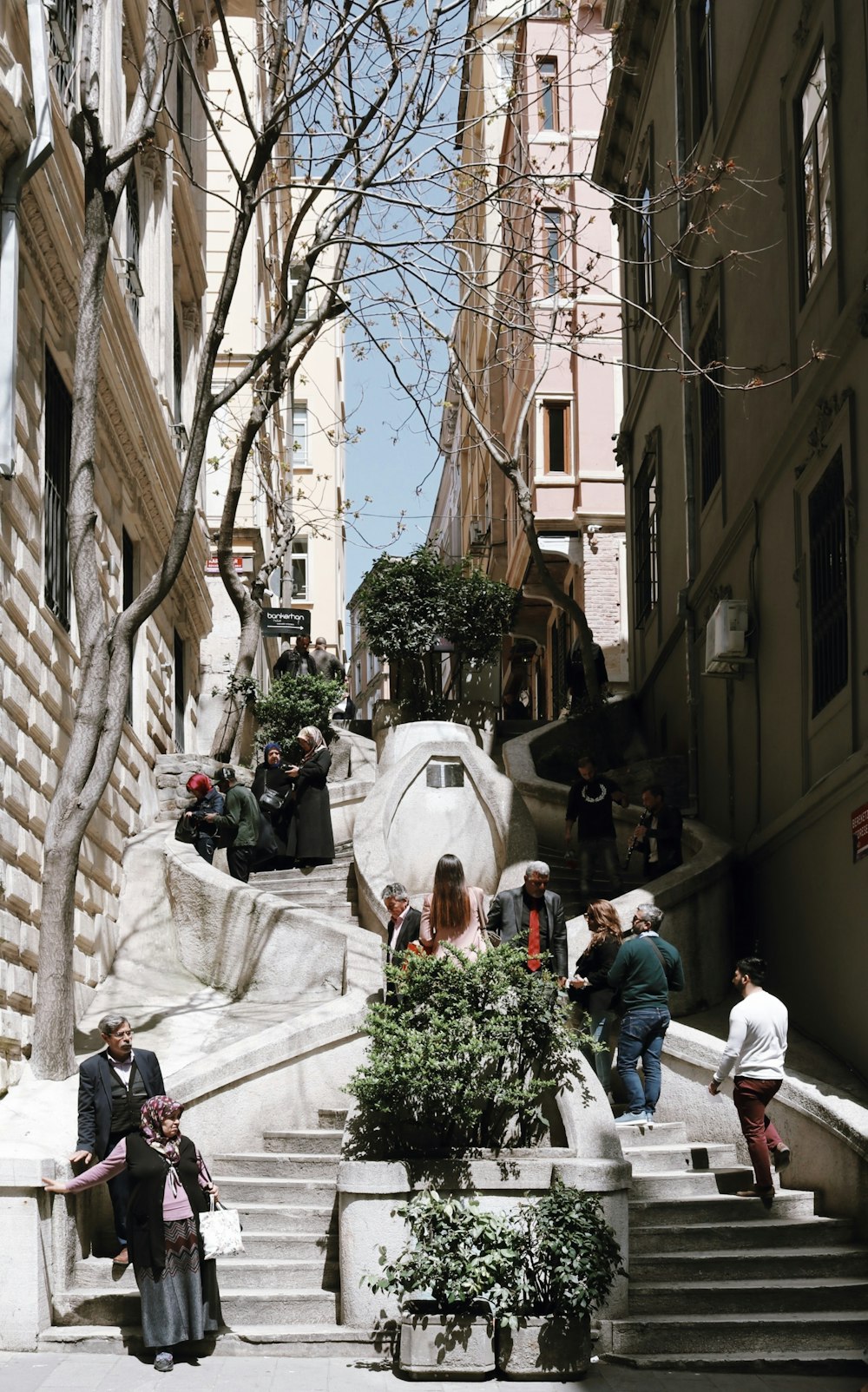 Personas que caminan por las escaleras durante el día