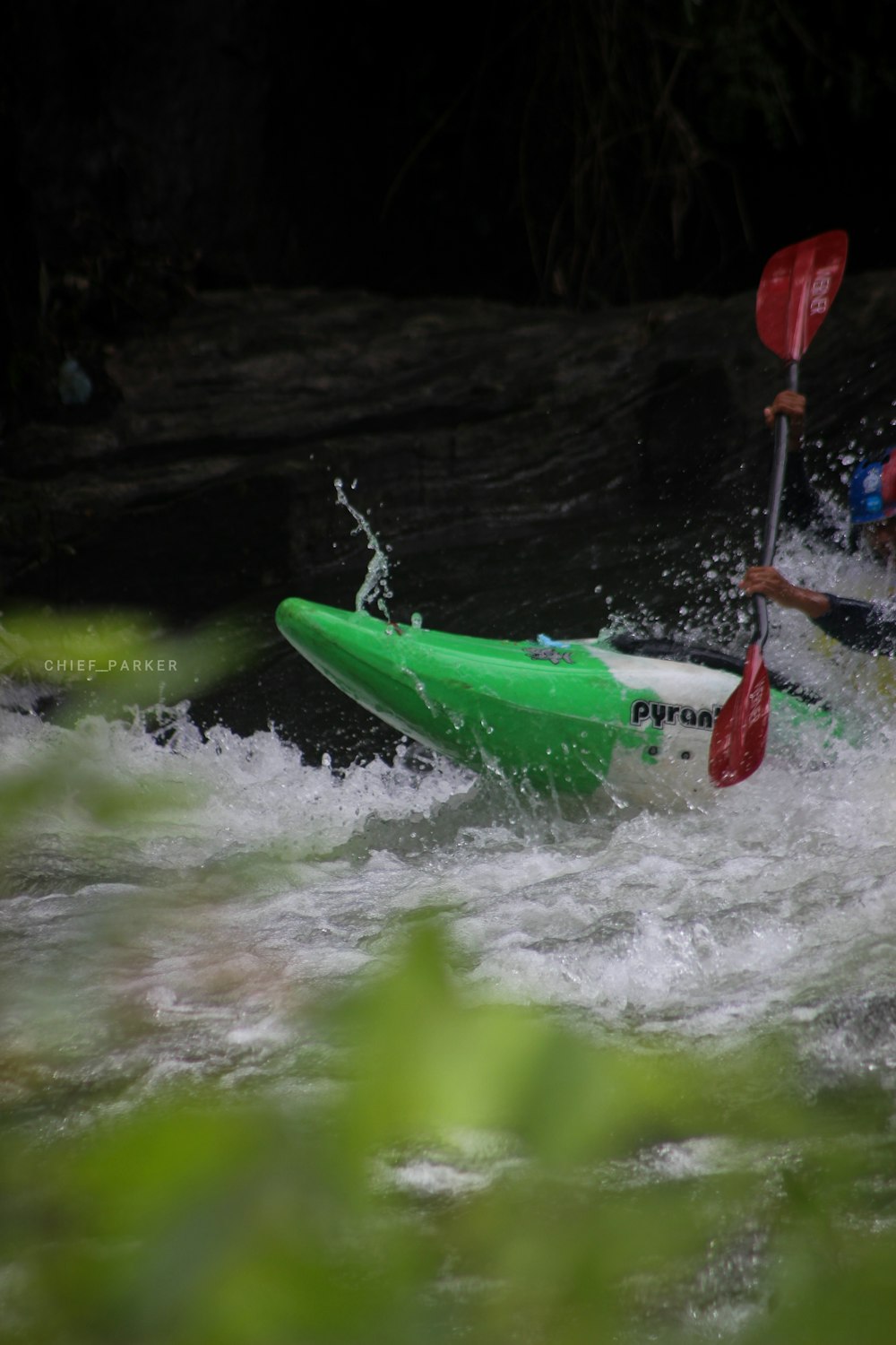Persona en kayak verde y blanco