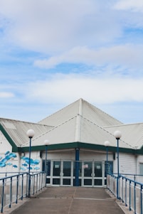 A serious and institutional oceanographic institute building with navy blue and white color scheme, reflecting a naval official portal style.