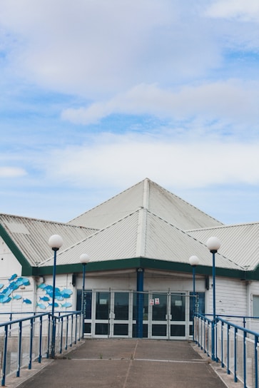 A serious and institutional oceanographic institute building with navy blue and white color scheme, reflecting a naval official portal style.