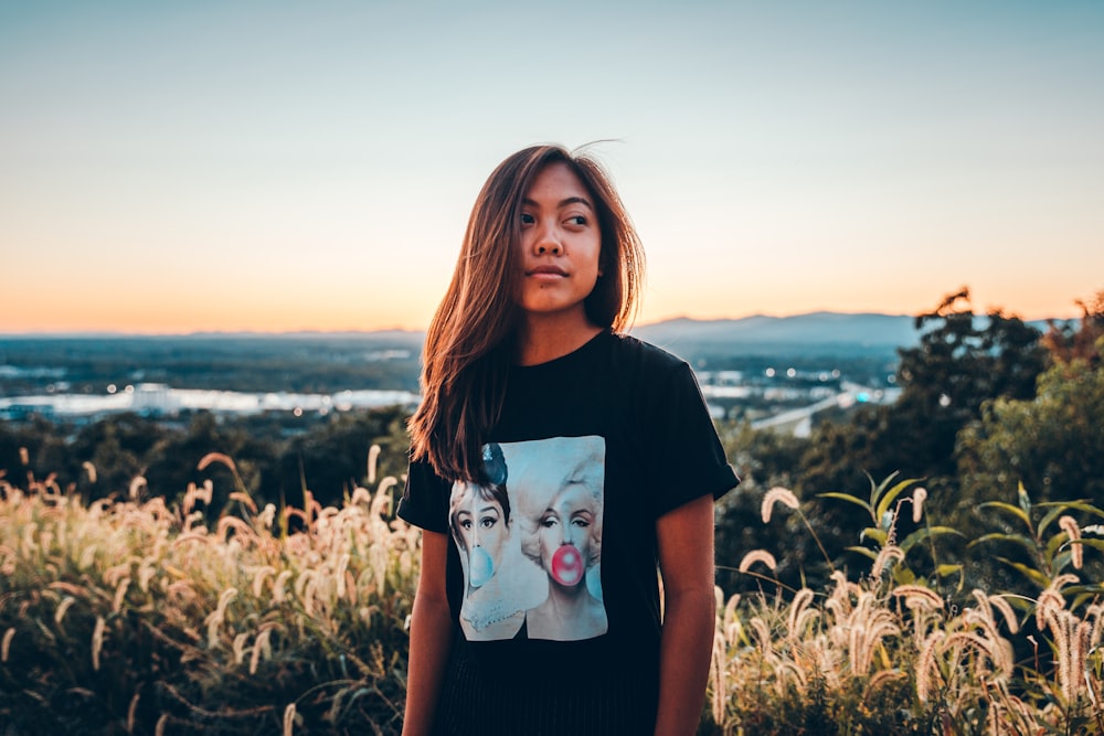 woman wearing black shirt