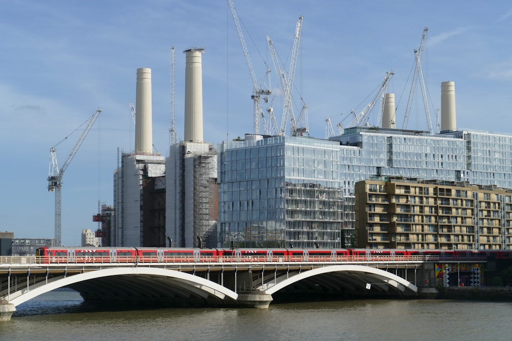 edifícios altos de concreto ao lado da ponte durante o dia