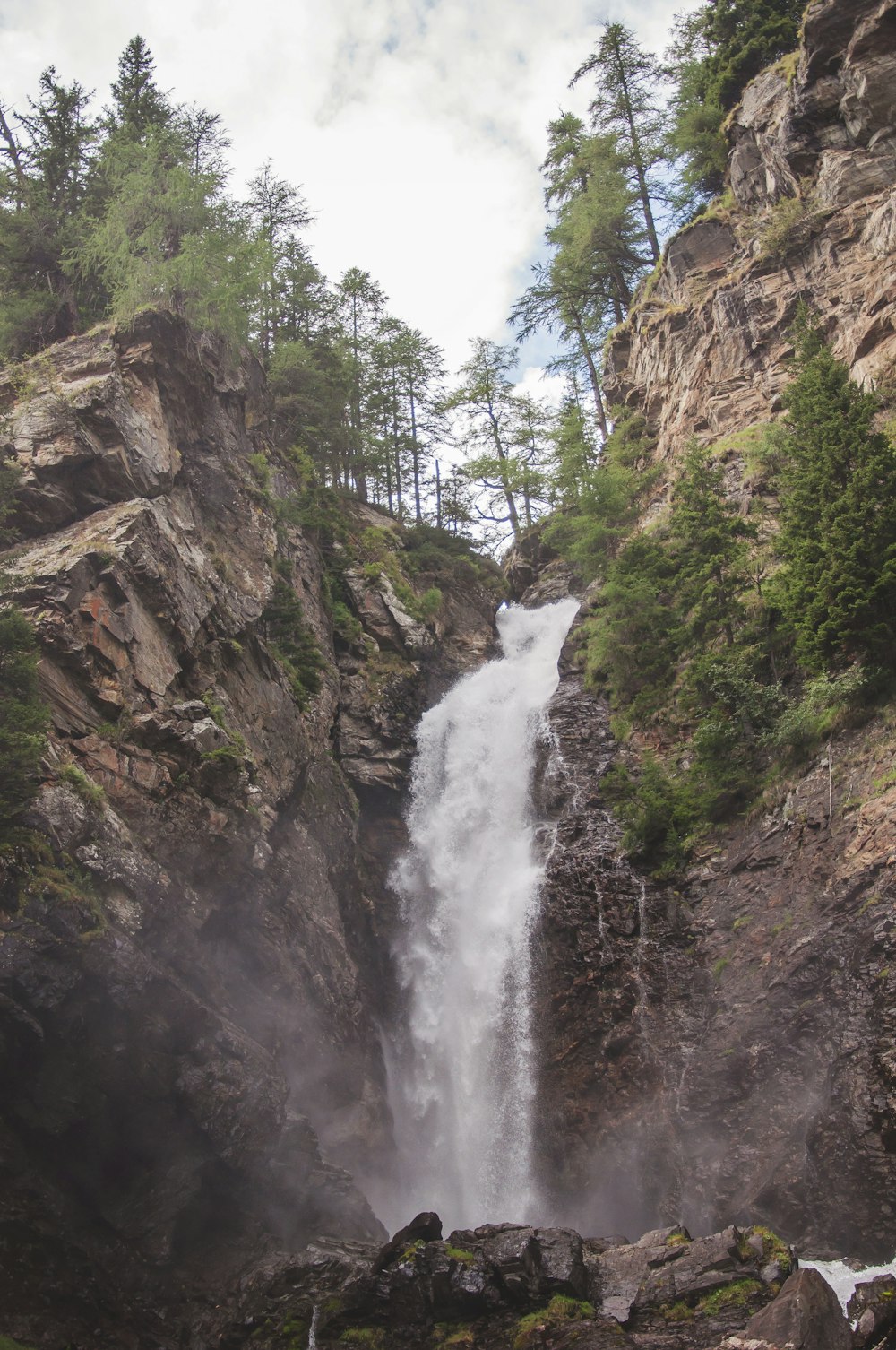 photography of waterfalls during daytime