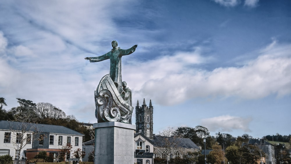 Estatua gris cerca del edificio