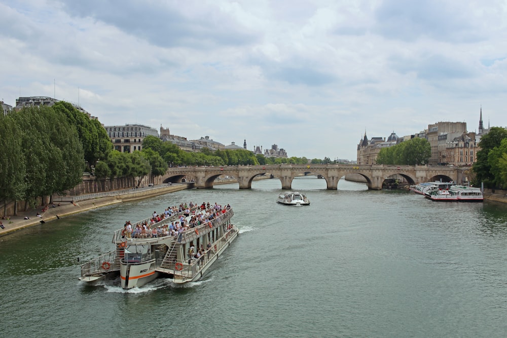 Barco blanco hacia el puente