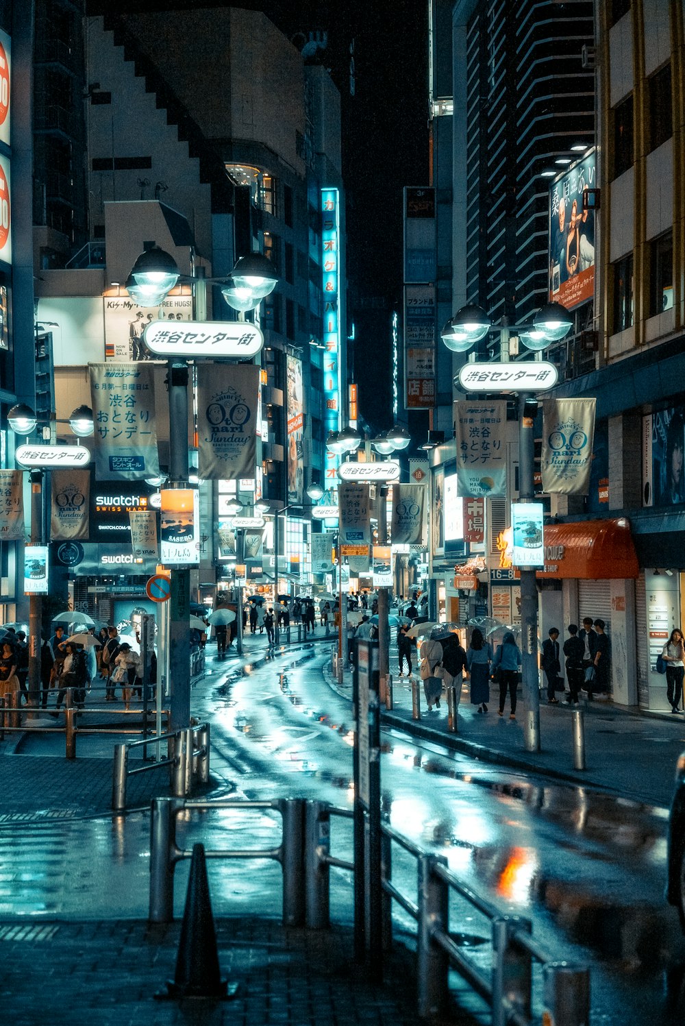 pessoas caminhando na calçada durante a noite