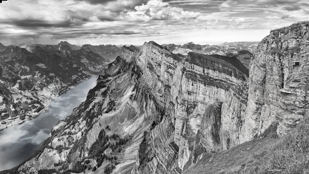 Photo en niveaux de gris de la falaise