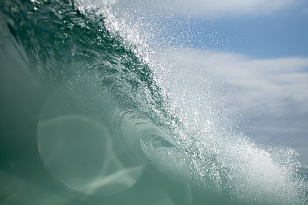 海の波のクローズアップ写真