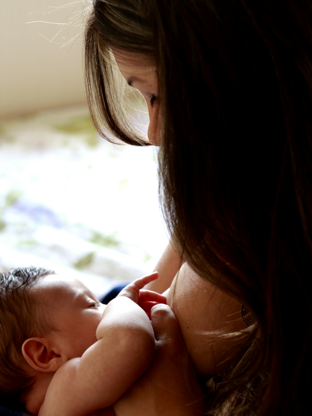 Une femme porte un bébé