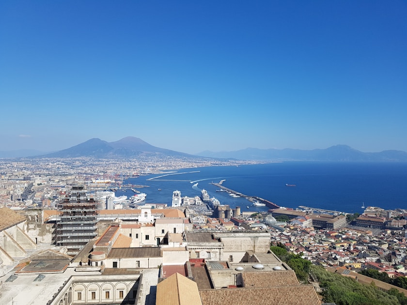 Vista panoramica di Napoli con il Vesuvio sullo sfondo
