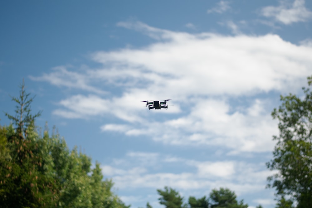 Quadricóptero de drone preto na fotografia de foco