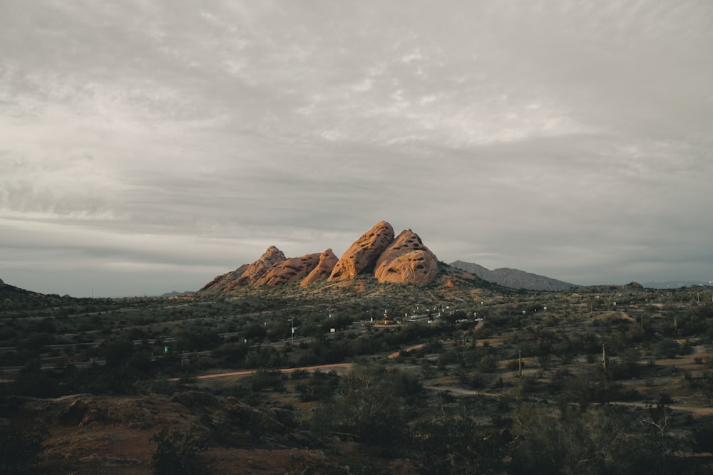 montañas bajo el cielo blanco