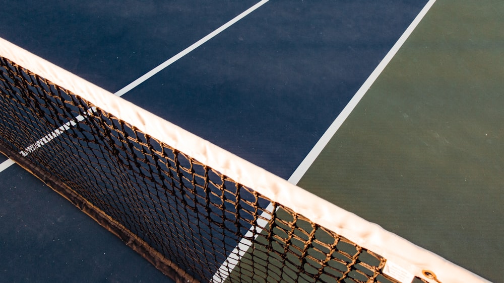 ein Tennisplatz mit einem Netz darauf
