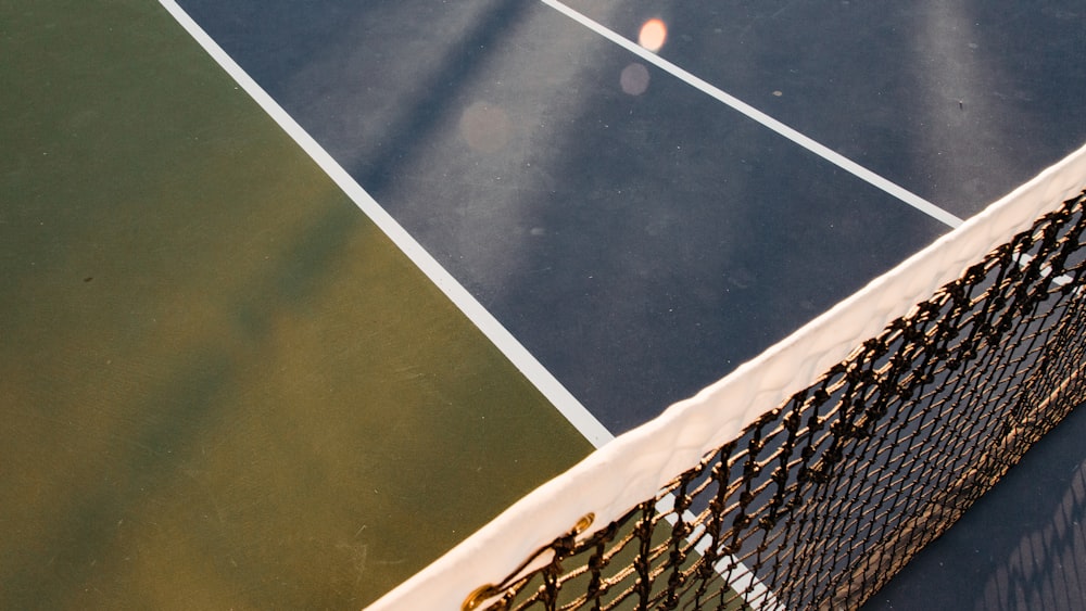 rede de tênis branca e preta